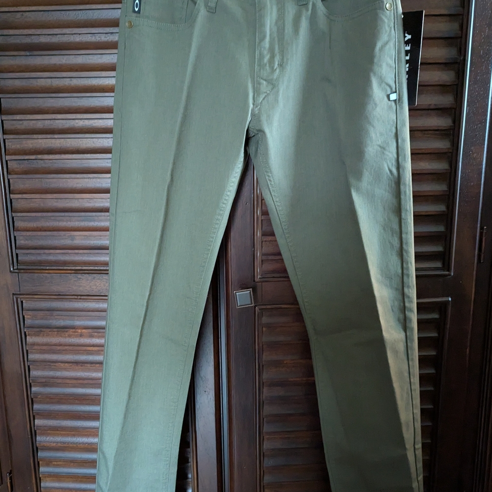 NWT Men's Oakley Olive Green Pants - Size 30x32 Slim Fit